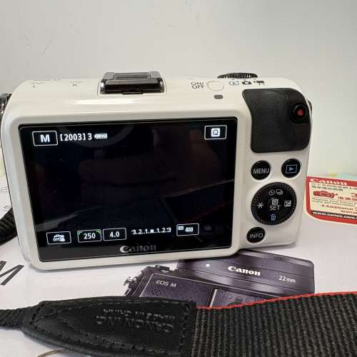 Canon EOS M白色機身連兩鏡及閃光燈