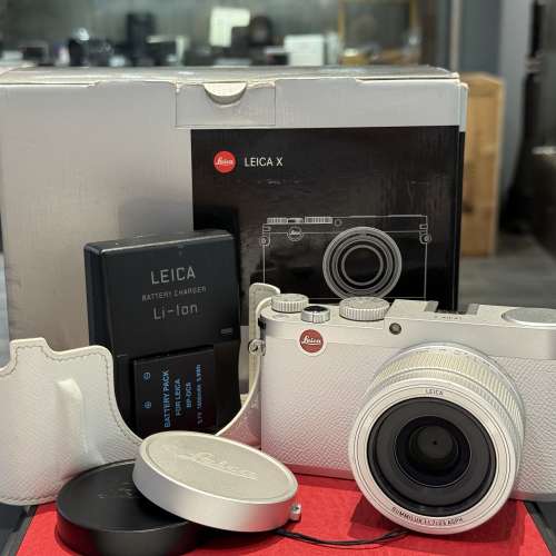 Leica X typ 113 silver digital camera full packing with leather case and B+W UV