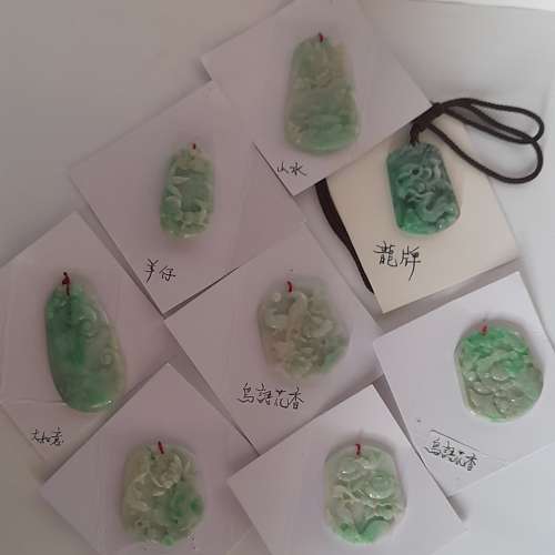 半價清貨。翡翠A玉吊咀,有色好工,原價每個六百元,現買一送一,任揀兩個售六百元。no...