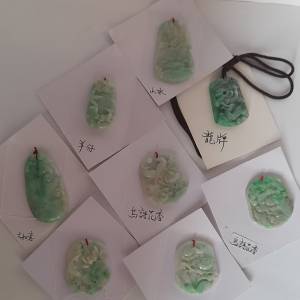 半價清貨。翡翠A玉吊咀,有色好工,原價每個六百元,現買一送一,任揀兩個售六百元。no...
