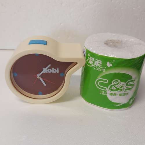 Robi 座枱鬧鐘 -鬧鐘鈴聲是粵語 "够鐘啦，够鐘啦，起身啦！"