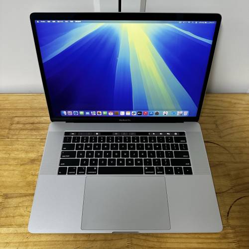 MacBook Pro  i7六核 16G RAM 256G SSD 15‘’吋 2K螢幕mon 2018 獨立顯卡文書設計...