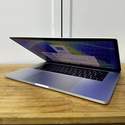 MacBook Pro  i7六核 16G RAM 256G SSD 15‘’吋 2K螢幕mon 2018 獨立顯卡文書設計...