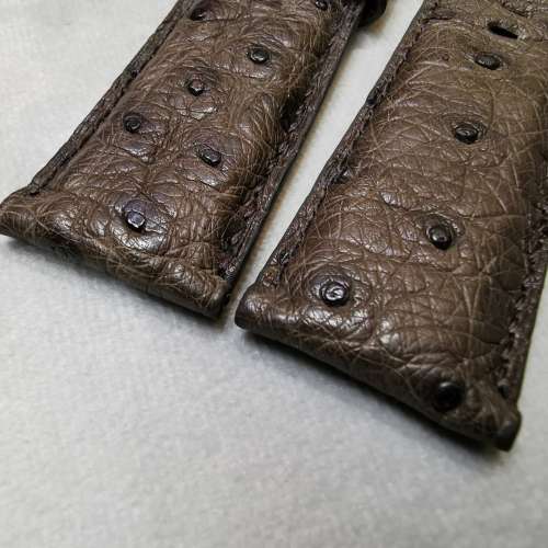 鴕鳥皮孔紋深棕色手工錶帶-扣位26mm