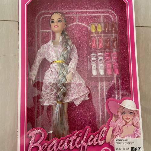 全新barbie公仔