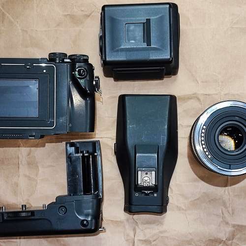 Contax 645 body + 45mm f2.8 Distagon T* Lens