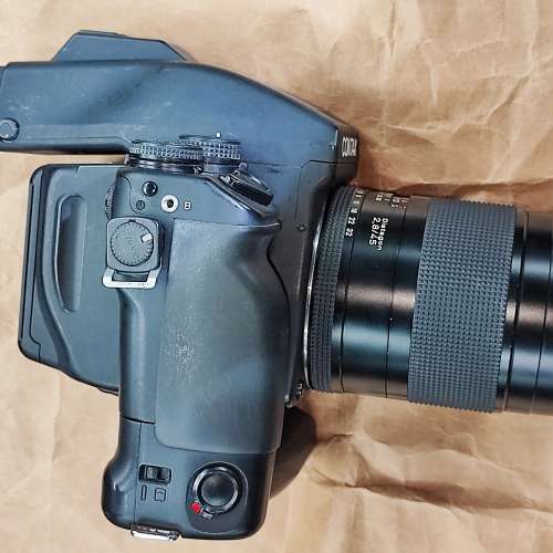 Contax 645 body + 45mm f2.8 Distagon T* Lens