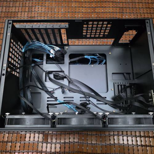 ［機箱］全鋁12Bay全高NAS/Server機箱（送6把12cm風扇）