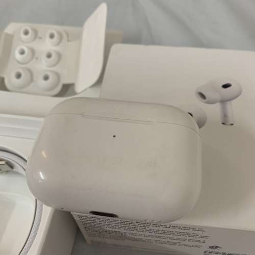 85%New Apple AirPods Pro 2 MagSafe Case (USB-C) MTJV3, 保到27-9-2025