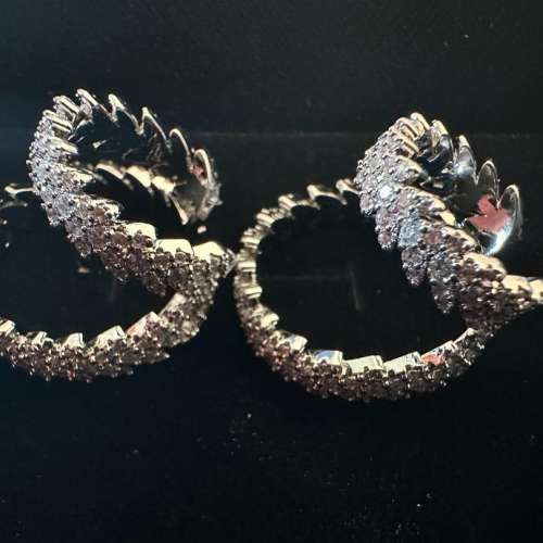 無耳洞の美學 &middot; 耳畔的極簡詩篇