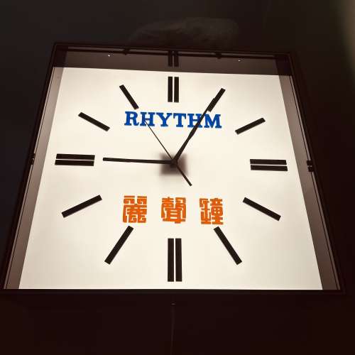 出售 香港制造 啞加力廣告燈箱掛鐘一個，老師父雕刻字體，99%新，尺寸46x46cm，有...