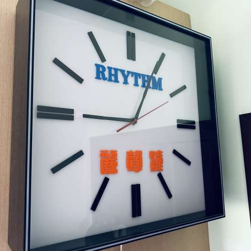 出售 香港制造 啞加力廣告燈箱掛鐘一個，老師父雕刻字體，99%新，尺寸46x46cm，有...