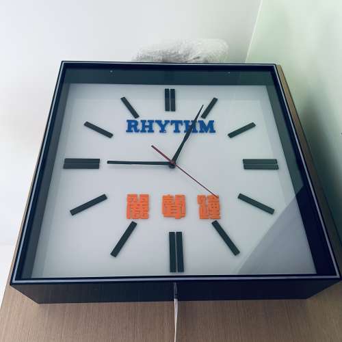 出售 香港制造 啞加力廣告燈箱掛鐘一個，老師父雕刻字體，99%新，尺寸46x46cm，有...