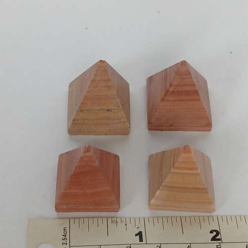 一手4個 天然紅玉石 red jasper 聚財金字塔，约20x20x20mm. No.B25.5.25