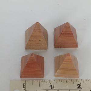 一手4個 天然紅玉石 red jasper 聚財金字塔，约20x20x20mm. No.B25.5.25