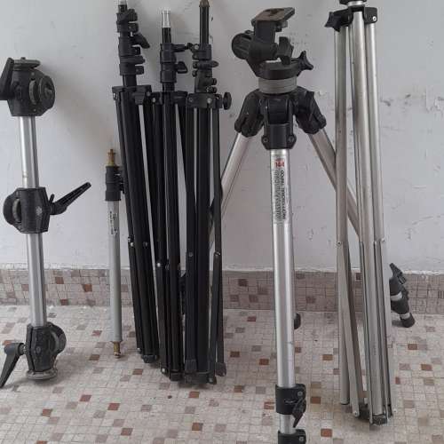 清理存貨一手七支，包括—支manfrotto144腳架，六支雜牌腳架/支架如照片顯示，加送...