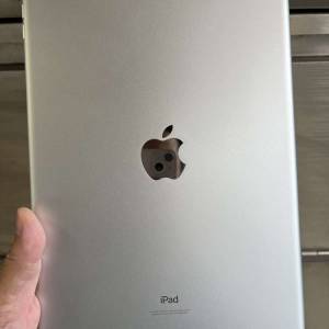 iPad  第8 代 128gb,WiFi 版，港行極新，冇修冇拆，所有原裝！跟送一支代用筆！