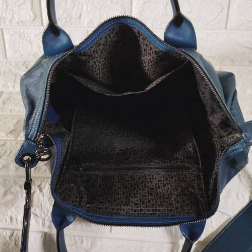 95%勁新行貨Longchamp 小羊皮斜孭袋 有保用 深藍色