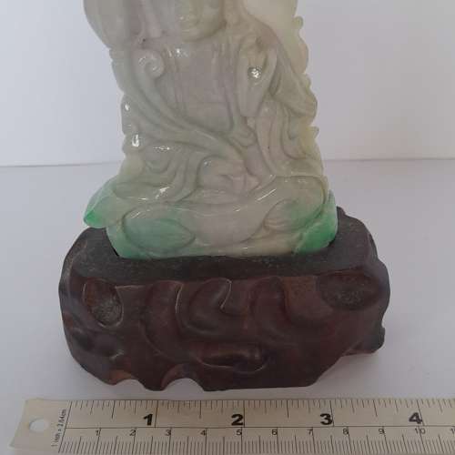 翡翠A玉觀音擺件，高約四寸，寬3寸，連特製木座。清理舊存貨歡迎出價。no.W3.5.25