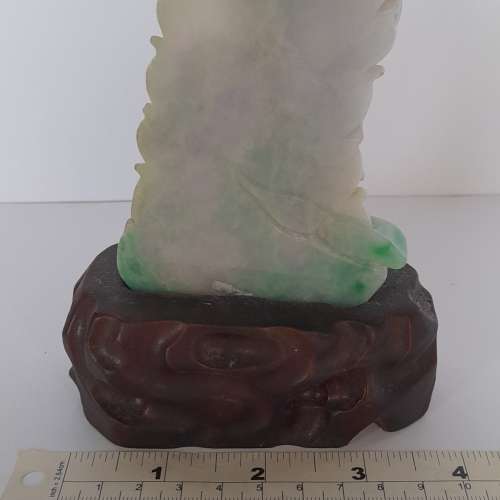 翡翠A玉觀音擺件，高約四寸，寬3寸，連特製木座。清理舊存貨歡迎出價。no.W3.5.25