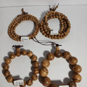 一手兩條沉香木念珠加兩條手串，四條清貨價共售380元，  多量價可再商議。no.D25.5.25