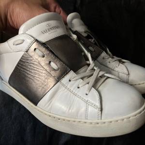 Valentino Metallic-Striped Leather Sneakers 型格金屬間條特別版 (Size: EU 42) -...