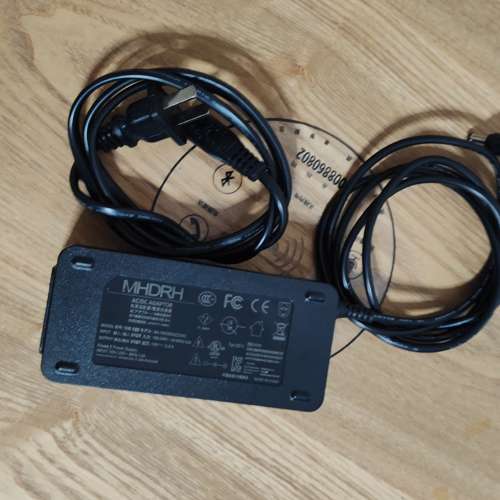 Blueman Z1內置藍芽喇叭/電池/手機無線充電功能茶几，85％新