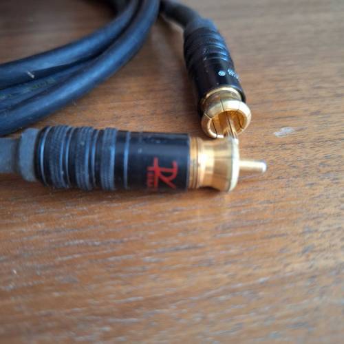 5米 OFC High grade AV cable 
5米長，有2條
每條$30 美孚站交收