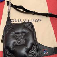 全新限量版 LV 小羊真皮黑色斜孭袋 (M68773 )