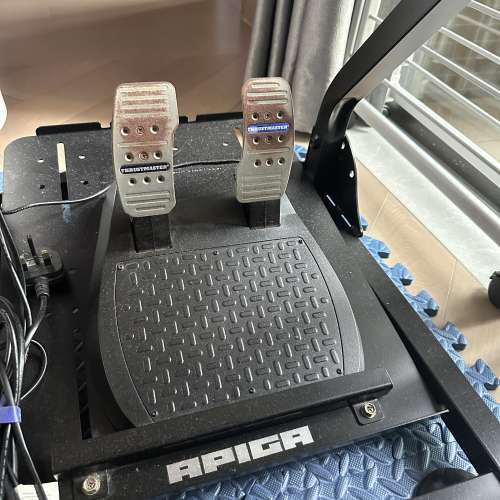 Thrustmaster T300 Ferrari 軚盤 + APIGA 支架