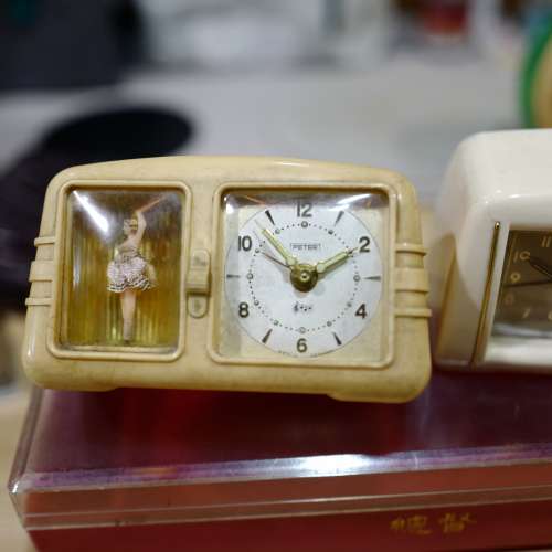 古董膠殼跳舞公仔鬧鐘一個