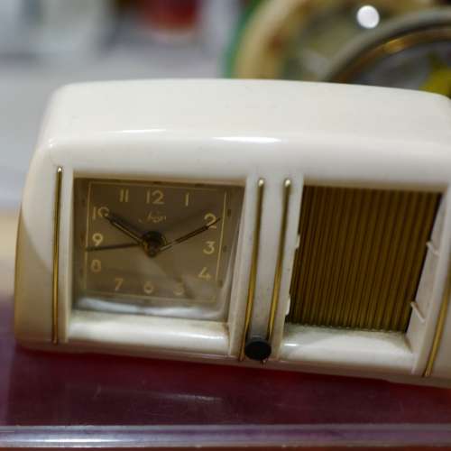 古董膠殼音樂鬧鐘一個