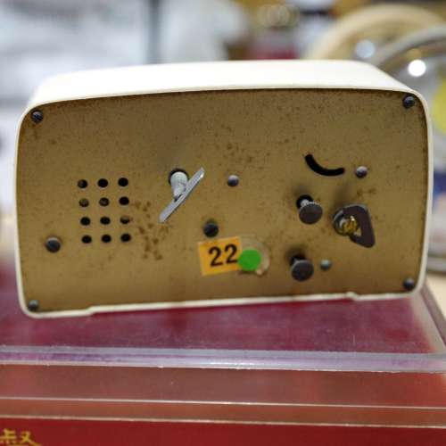 古董膠殼音樂鬧鐘一個