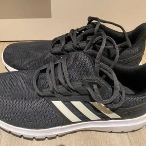 adidas 運動鞋 幾乎全新