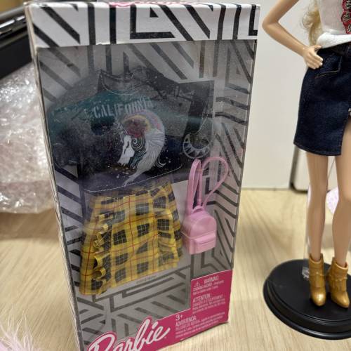 Barbie Set 套裝- 2個Barbie + 大量衫+ 鞋 + 配件