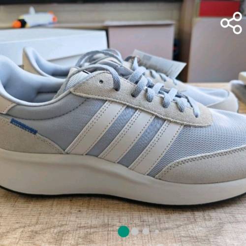 全新Adidas 波鞋 US11,UK10.5號