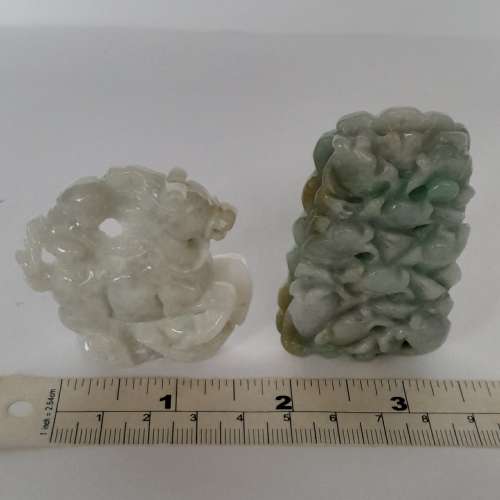 一手兩個翡翠A玉吊嘴，約兩吋。馬上封侯，魚群年年多餘。好雕刻工，圓滑好水頭，可...