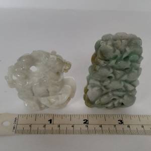 一手兩個翡翠A玉吊嘴，約兩吋。馬上封侯，魚群年年多餘。好雕刻工，圓滑好水頭，可...