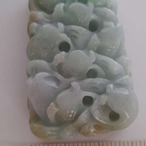 一手兩個翡翠A玉吊嘴，約兩吋。馬上封侯，魚群年年多餘。好雕刻工，圓滑好水頭，可...