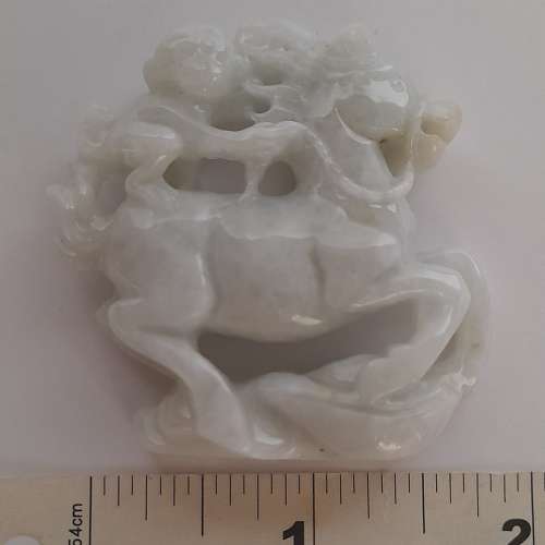 一手兩個翡翠A玉吊嘴，約兩吋。馬上封侯，魚群年年多餘。好雕刻工，圓滑好水頭，可...