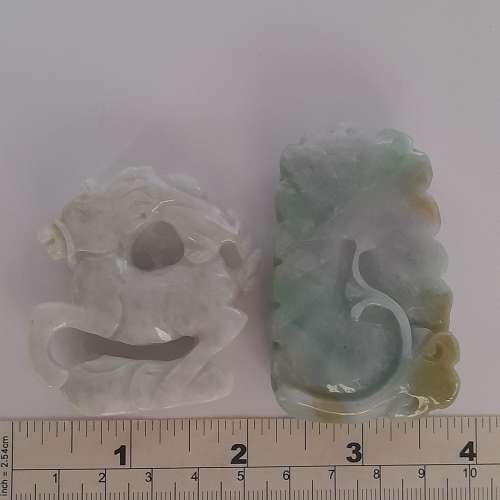 一手兩個翡翠A玉吊嘴，約兩吋。馬上封侯，魚群年年多餘。好雕刻工，圓滑好水頭，可...