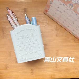 日本大創DAISO 浮雕 筆筒桌面收納盒整理 8.5 x 8.5 x 10cm 藍色