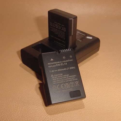 ( 2x ENEL14 a電池 連 1x EN-EL14充電器 )優惠套裝合NIKON D3100,D3200,D3300,D340...