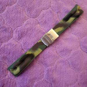 ( 1 )迷彩綠矽膠錶帶。連扣。22mm。