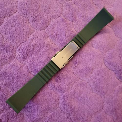 ( 1 )迷彩綠矽膠錶帶。連扣。22mm。