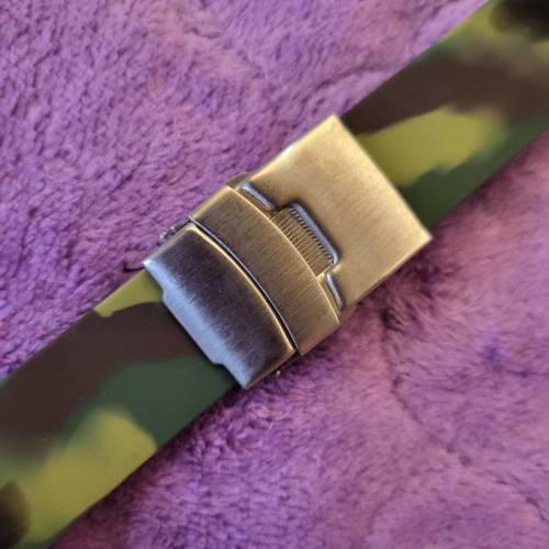 ( 1 )迷彩綠矽膠錶帶。連扣。22mm。