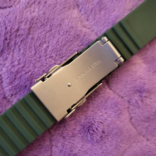 ( 1 )迷彩綠矽膠錶帶。連扣。22mm。