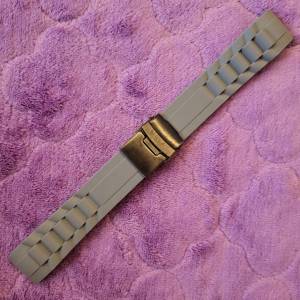 ( 2 ) 灰色矽膠錶帶。連扣。22mm。