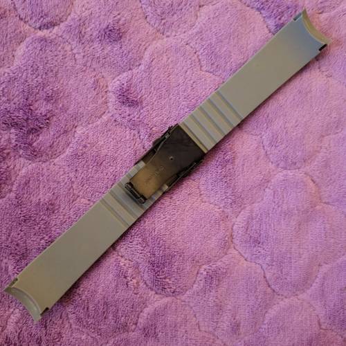 ( 2 ) 灰色矽膠錶帶。連扣。22mm。