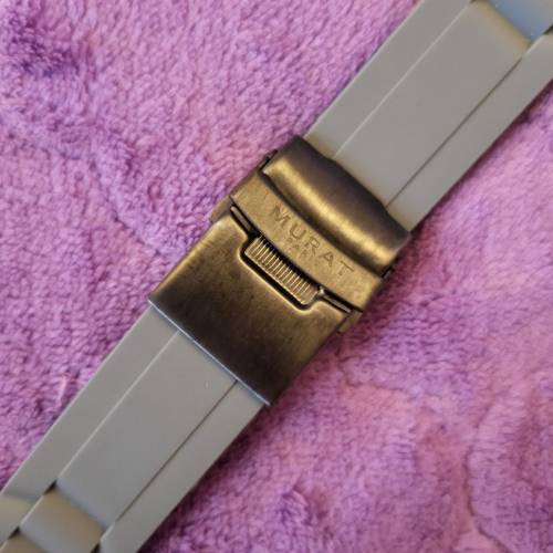 ( 2 ) 灰色矽膠錶帶。連扣。22mm。